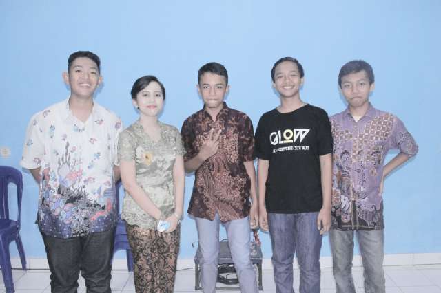 Bersama para pemain drama remaja GKJ Pepanthan Bandung Selatan :)